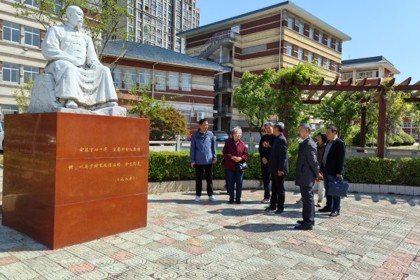 韩国钧曾孙女来紫石中学参观