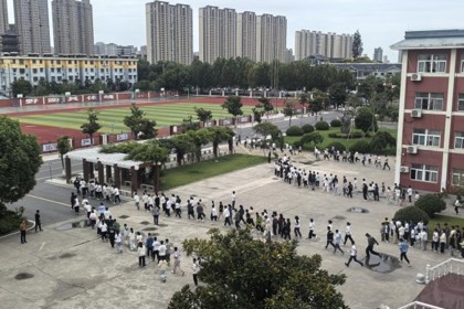 居安思危鸣警钟 筑牢校园安全防线——紫石中学成功举行“9·18”防空应急疏散演练